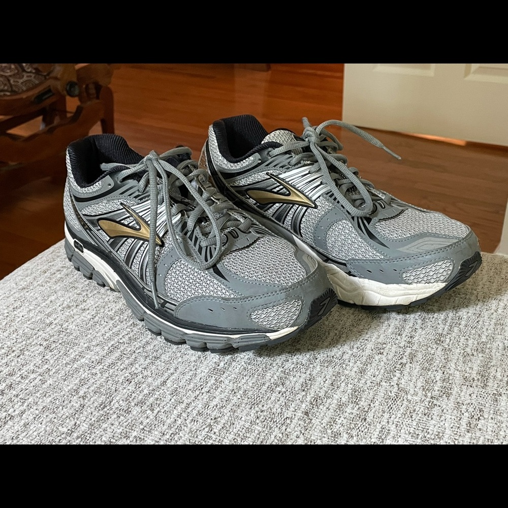 Brooks Beast tennis shoes